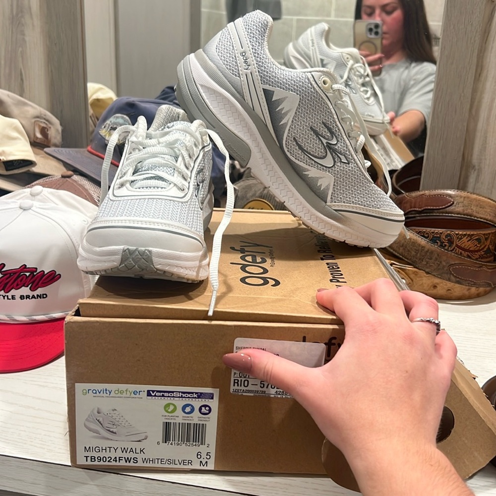 Gravity Defyer mighty walk tennis shoes